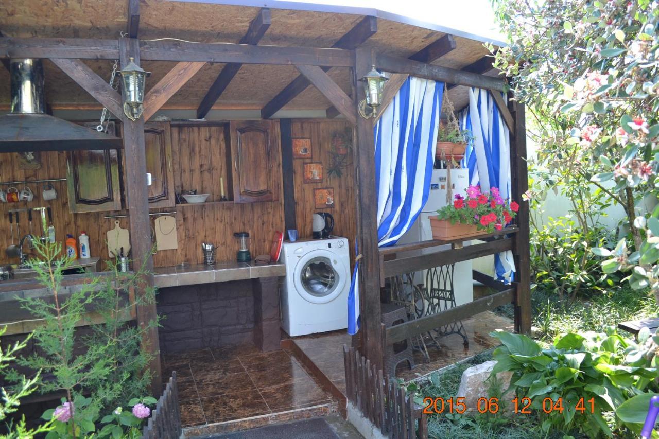 U Palycha Guest House Sukhumi Exterior photo