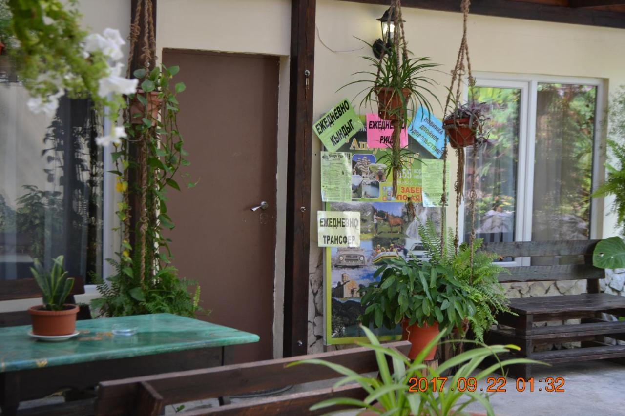 U Palycha Guest House Sukhumi Exterior photo
