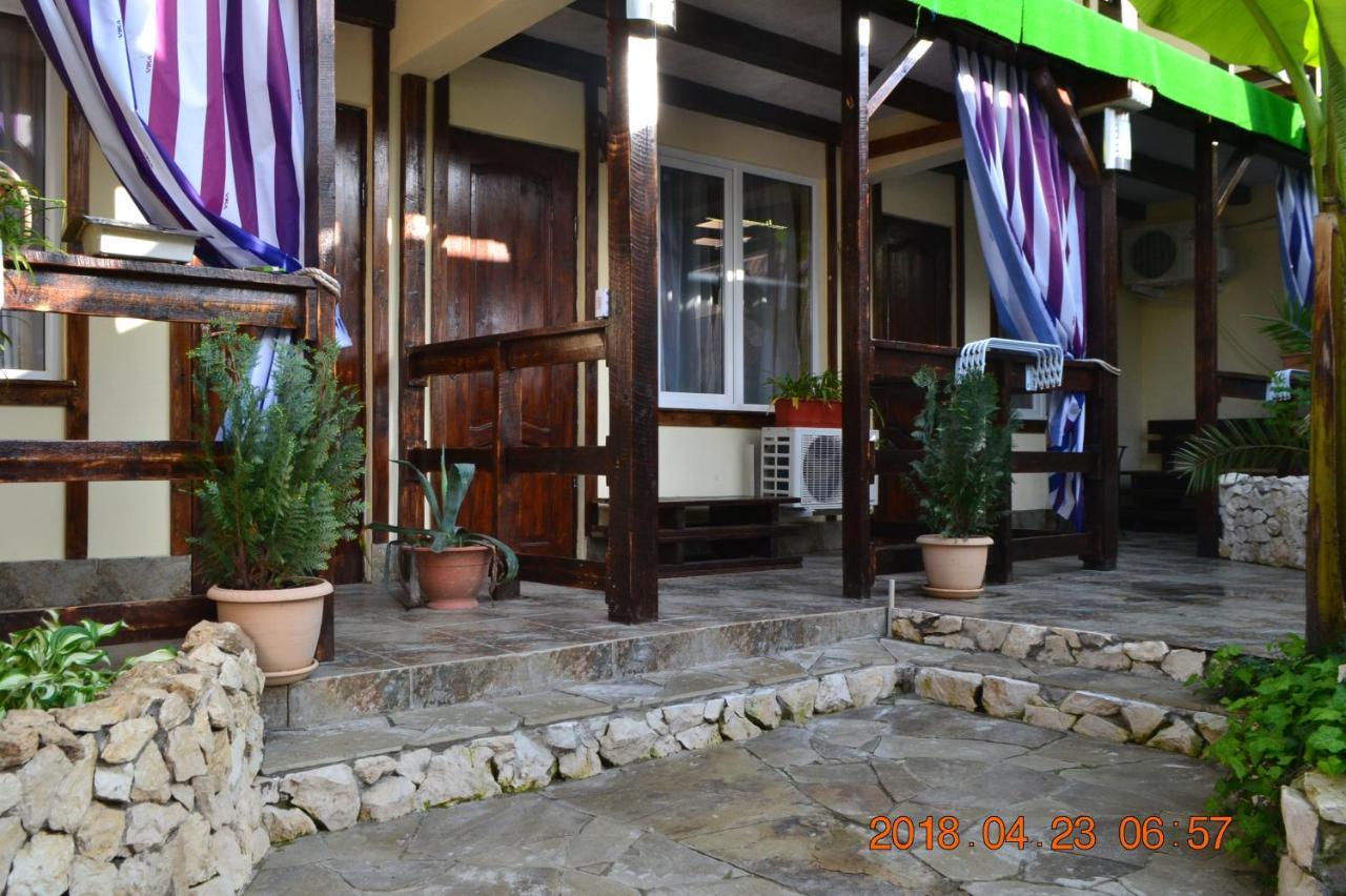 U Palycha Guest House Sukhumi Exterior photo