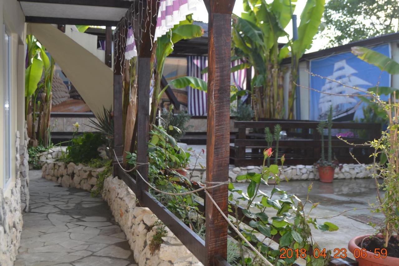 U Palycha Guest House Sukhumi Exterior photo